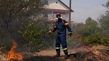 Προς οριοθέτηση η φωτιά σε αγροτοδασική έκταση στον Ωρωπό