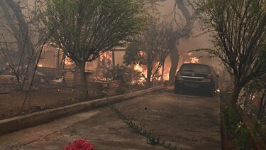 Καίγονται σπίτια στα Άνω Βριλήσσια - Εκκενώθηκε το νοσοκομείο Αμαλία Φλέμινγκ 