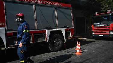 Υπό μερικό έλεγχο η πυρκαγιά σε αμαξοστάσιο στη Μάνδρα