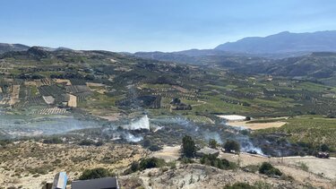 Φωτιά στον Προφήτη Ηλία - Πνέουν ισχυροί άνεμοι - Κατάσβεση και από αέρος