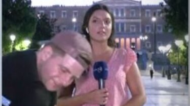 Απρόοπτο on air για ρεπόρτερ - Την πλησίασε μεθυσμένος νεαρός και χόρευε δίπλα της 