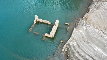 Στερεύει και ο Μόρνος - Αναδύονται τα βυθισμένα στα νερά σπίτια από το χωριό Κάλλιο