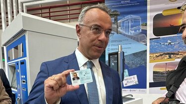 ΔΕΘ: Εκδόθηκε το πρώτο ενιαίο ηλεκτρονικό εισιτήριο για τα ΜΜΜ Θεσσαλονίκης