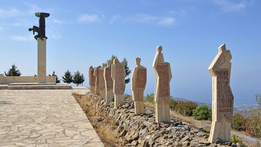 “Αδέρφια σαν θα πάτε στης Βιάννου τα χωριά, Μνήματα μην πατάτε μην πάρουνε φωτιά”