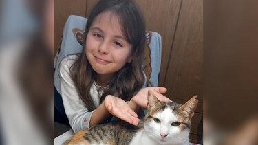 Η μικρή Βικτώρια έκανε την αγάπη της για τις γάτες της διήγημα και κέρδισε το α΄ βραβείο!