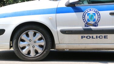 Ένας 17χρονος χτύπησε με βαριοπούλα τον πατέρα της κοπέλας του