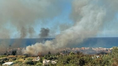 Ολονύχτια επιφυλακή της Πυροσβεστικής για τη μεγάλη φωτιά στον Πλατανιά