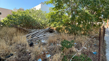 Επικίνδυνο οικόπεδο εντός οικισμού