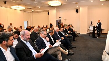 «Είμαστε όλοι έξω με αναστολή» - Γιατί το είπε ο Αρναουτάκης και τι εννοούσε! 