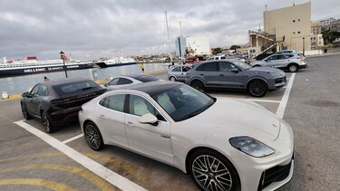 Έχω και Porsche! Πάμε μια βόλτα ... στο λιμάνι;