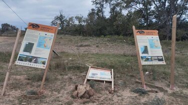 Κατέστρεψαν ενημερωτικές πινακίδες στο Εθνικό Πάρκο Υγροτόπων Κοτυχίου – Στροφυλιάς