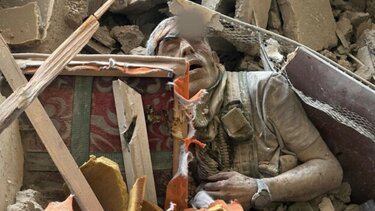 Συγκλονιστικό ντοκουμέντο: Η φωτογραφία του ηγέτη της Χαμάς Γιαχία Σινουάρ στα ερείπια στη Γάζα