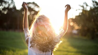 Γιατί κάποιες γυναίκες δείχνουν μικρότερες από την ηλικία τους;