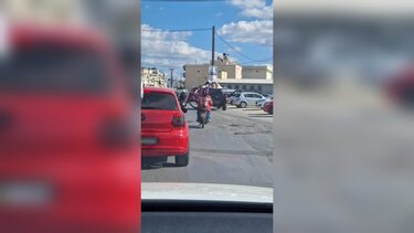 Πήρε το ποδήλατο στην πλάτη, ανέβηκε στο μηχανάκι ... κι ό,τι γίνει!