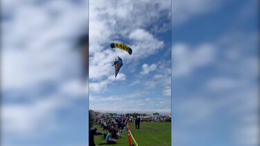 Αλεξιπτωτιστής έπεσε πάνω στους θεατές σε αεροπορική επίδειξη