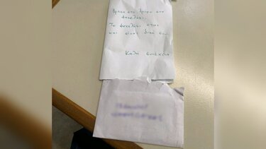 Βρήκε το φακελάκι του γάμου και το ταχυδρόμησε στον ιδιοκτήτη του!