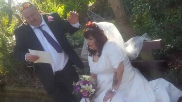 "Τσάκωσε" τη σύζυγό του με τον αδελφό του ... μπροστά στη μητέρα τους