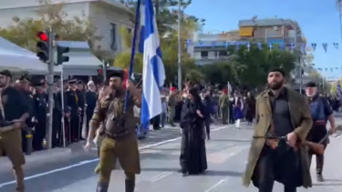 Η παρέλαση της συζύγου και του γιου του Υπουργού, στο Ρέθυμνο - Βίντεο