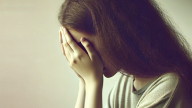 Ζωή-κόλαση: ο πατέρας τη βίαζε, τη βασάνιζε και την «δειγμάτιζε» σε πελάτες στο Ηράκλειο