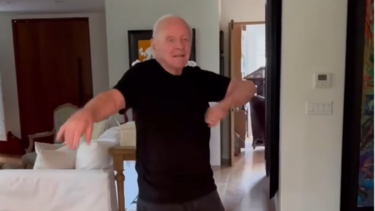 Ο χορός του Άντονι Χόπκινς, με μουσική Μίκη Θεοδωράκη - Βίντεο