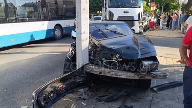 Σφοδρή σύγκρουση δύο ΙΧ στο κέντρο των Χανίων!