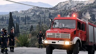 Χωρίς ενεργό μέτωπο η πυρκαγιά στο Ξυλόκαστρο - Μάχη με τις διάσπαρτες εστίες