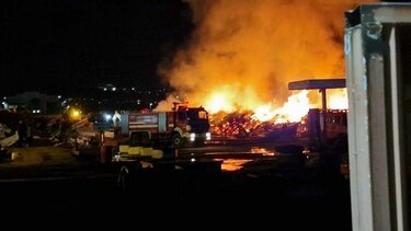 Σε εξέλιξη επιχείρηση της Πυροσβεστικής για φωτιά σε εργοστάσιο ανακυκλώσιμων υλικών