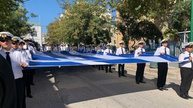 Χίος: Υψώθηκε η τεράστια γαλανόλευκη στο λιμάνι του νησιού