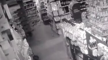 σεισμός: μέσα σε κατάστημα 