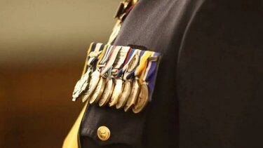 aksiomatikos, stratos