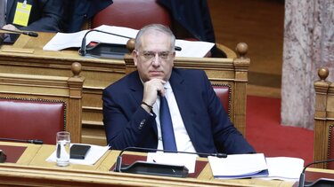 Ο Τάκης Θεοδωρικάκος στο έδρανό του στη Βουλή