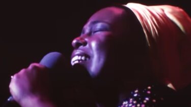 Πέθανε σε ηλικία 88 ετών η τραγουδίστρια Ρομπέρτα Φλακ