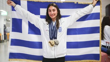 Πλατανιώτη με ελληνική σημαία