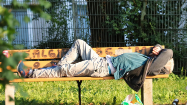 άστεγος, παγκάκι