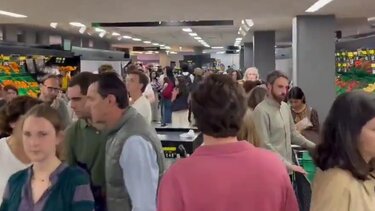 Μπλακ άουτ: Σκηνές... πανδημίας στη Μαδρίτη και ουρές έξω από τα σούπερ μάρκετ