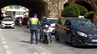 Η Τροχαία σταματούσε τους οδηγούς για συμβουλές και ... δώρο!