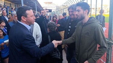 Παραδόθηκε ο νέος στίβος του Δημοτικού Σταδίου Αγίου Νικολάου παρουσία Πομάσκι και Τεντόγλου