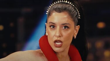 Η Μαρίνα Σάττι... μοιράζει απαντήσεις στους επικριτές της με το νέο της τραγούδι