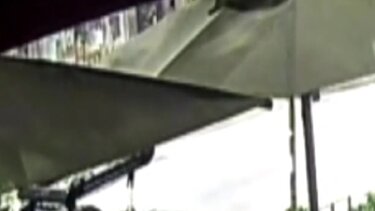 Θεσσαλονίκη: Η στιγμή της ισχυρής έκρηξης της βόμβας έξω από την τράπεζα