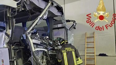 Ιταλία: Φονική σύγκρουση φορτηγού με σχολικό λεωφορείο – Νεκρή μία δασκάλα