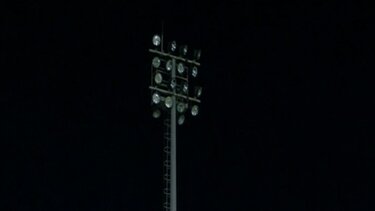 ΟΦΗ-Άρης: Πρόβλημα με την ηλεκτροδότηση, καπνούς απ' τον ένα πυλώνα του φωτισμού στο «Γεντί Κουλέ»!