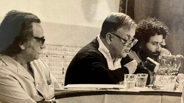 Φωτό 1979 Γιώργης κλάδος Μάνος Χατζιδάκις Γιώργος Κουρουπός στις πρώτες εκδηλώσεις στ ανώγεια