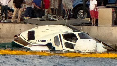 Ολοκληρώθηκε η ανέλκυση του ελικοπτέρου που έπεσε στη Μαρίνα Βουλιαγμένης 