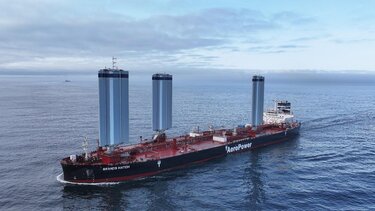 Η Πειραιώς χρηματοδοτεί το πρώτο δεξαμενόπλοιο τύπου LR2 στον κόσμο που αξιοποιεί την αιολική ενέργεια, πρωτοστατώντας στη νέα εποχή της βιώσιμης ναυτιλίας