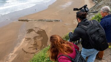 Τζον-Λένον, Άμμος