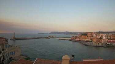 Στο λιμάνι των Χανίων ο καπνός από τη φωτιά που κατακαίει τη Χίο!