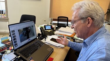 Καλοκαιρινός, Τηλεδιάσκεψη 