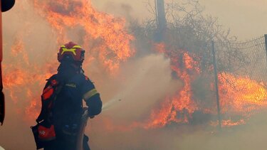 Πύρινος εφιάλτης στην Κερατέα με ένα νεκρό