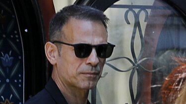 Το τελευταίο «αντίο» στην Αλεξάνδρα Νικολαΐδου: Συντετριμμένος ο Ντέμης Νικολαΐδης