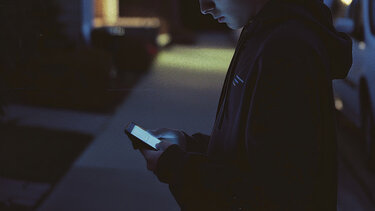 ανηλικός παιδί κινητο τηλέφωνο